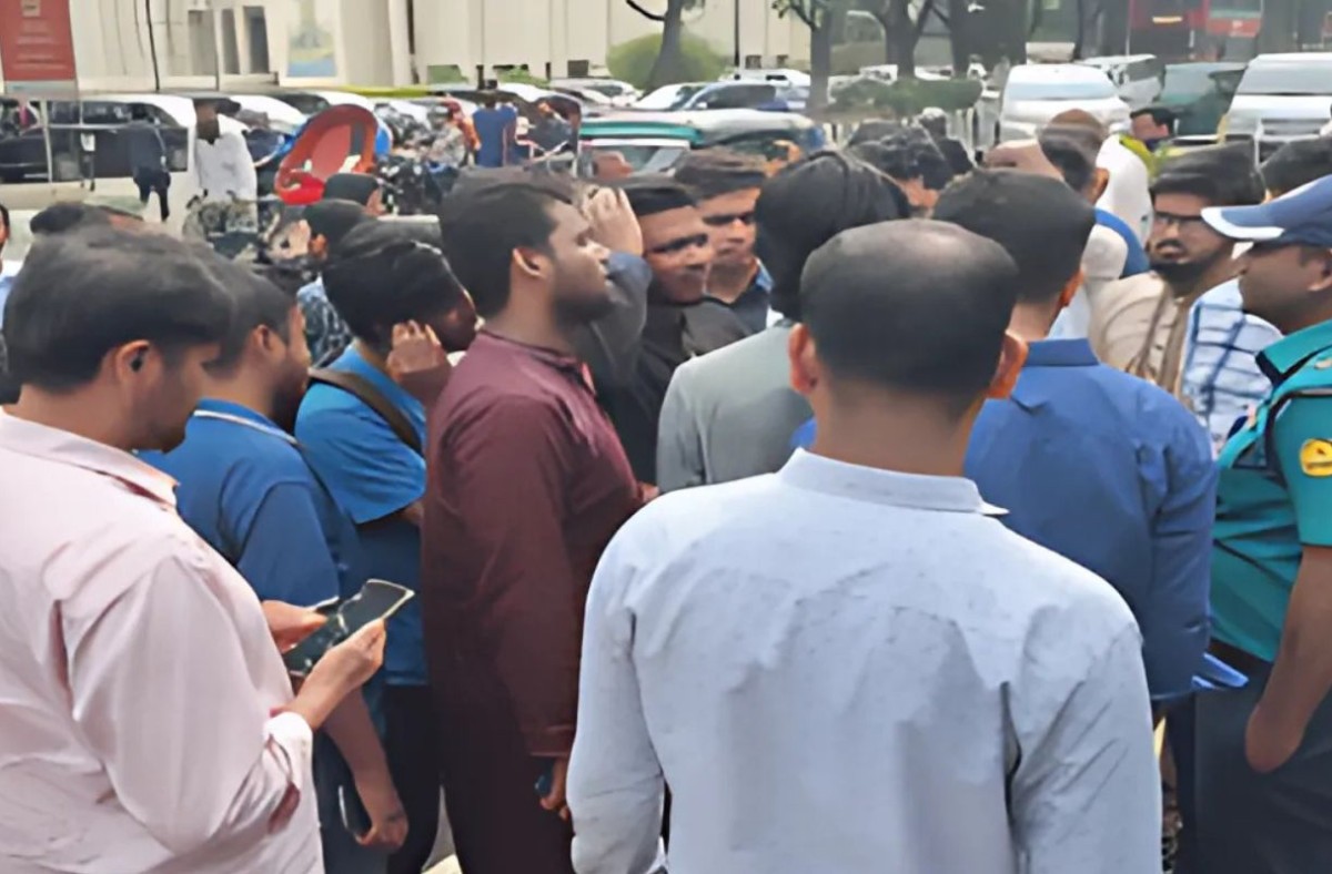 আ. লীগকে নিষিদ্ধের দাবিতে সচিবালয়ে শিক্ষার্থীরা, দাবি না মানলে আন্দোলনের হুঁশিয়ারি