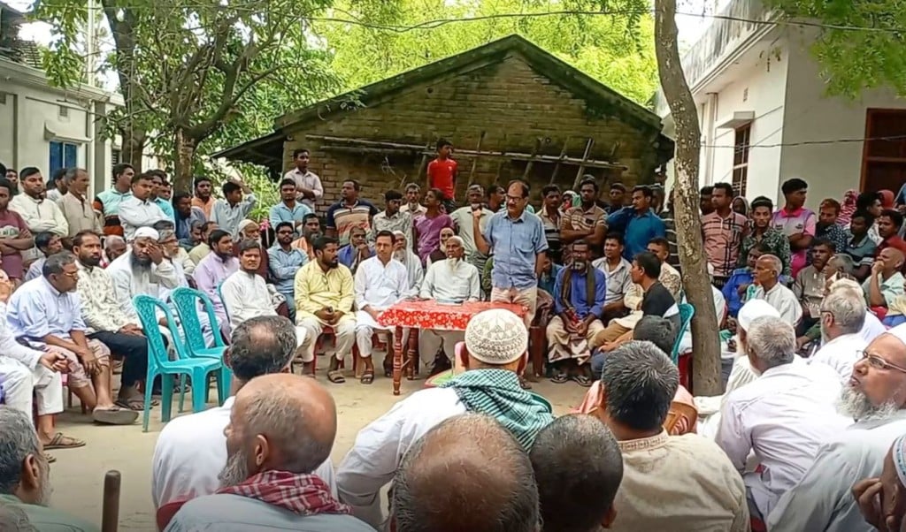 সম্পত্তির ভাগাভাগি নিয়ে দ্বন্দ্ব স্বামীর দাফন আটকে রেখে সালিস 1745854146 সম্পত্তির ভাগাভাগি নিয়ে দ্বন্দ্ব: স্বামীর দাফন আটকে রেখে সালিস