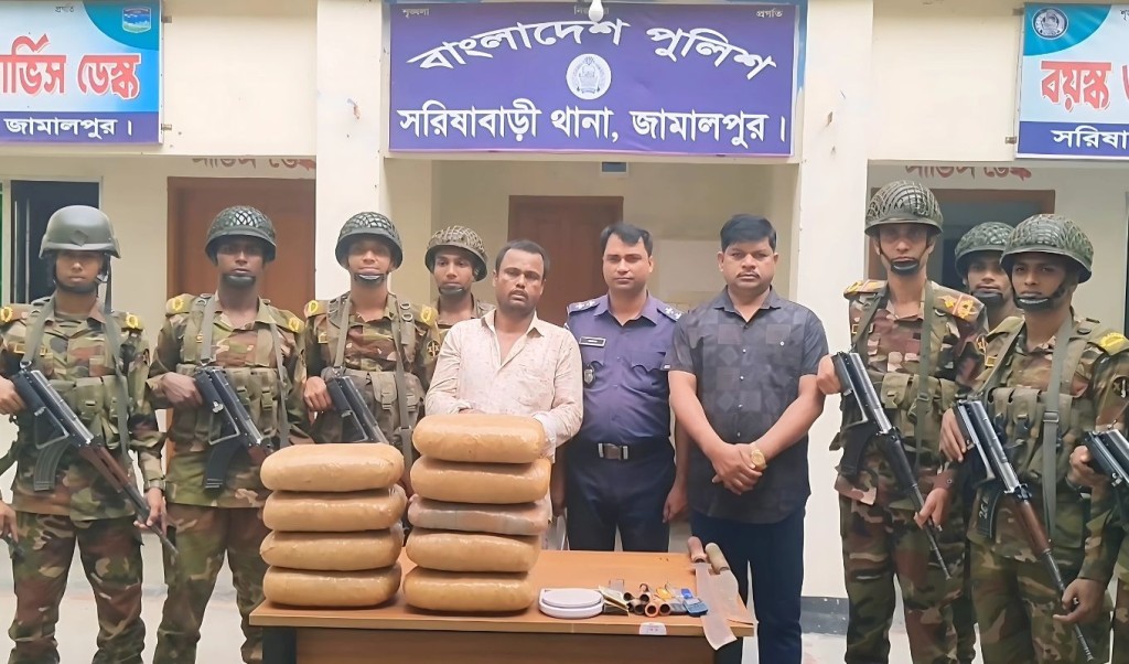 সরিষাবাড়ী 1745502286 সরিষাবাড়ীতে ১৮ কেজি গাঁজা ও দেশীয় অস্ত্রসহ মাদক কারবারি গ্রেপ্তার