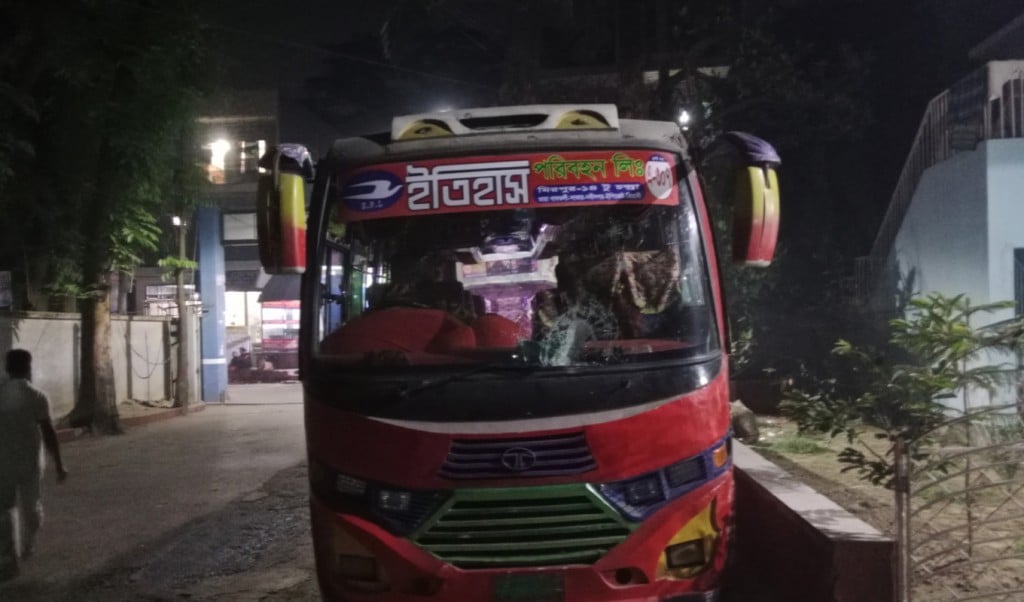 সাভারে 1743819928 সাভারে চলন্ত বাসে ডাকাতি, স্বর্ণালঙ্কারসহ মালামাল লুট