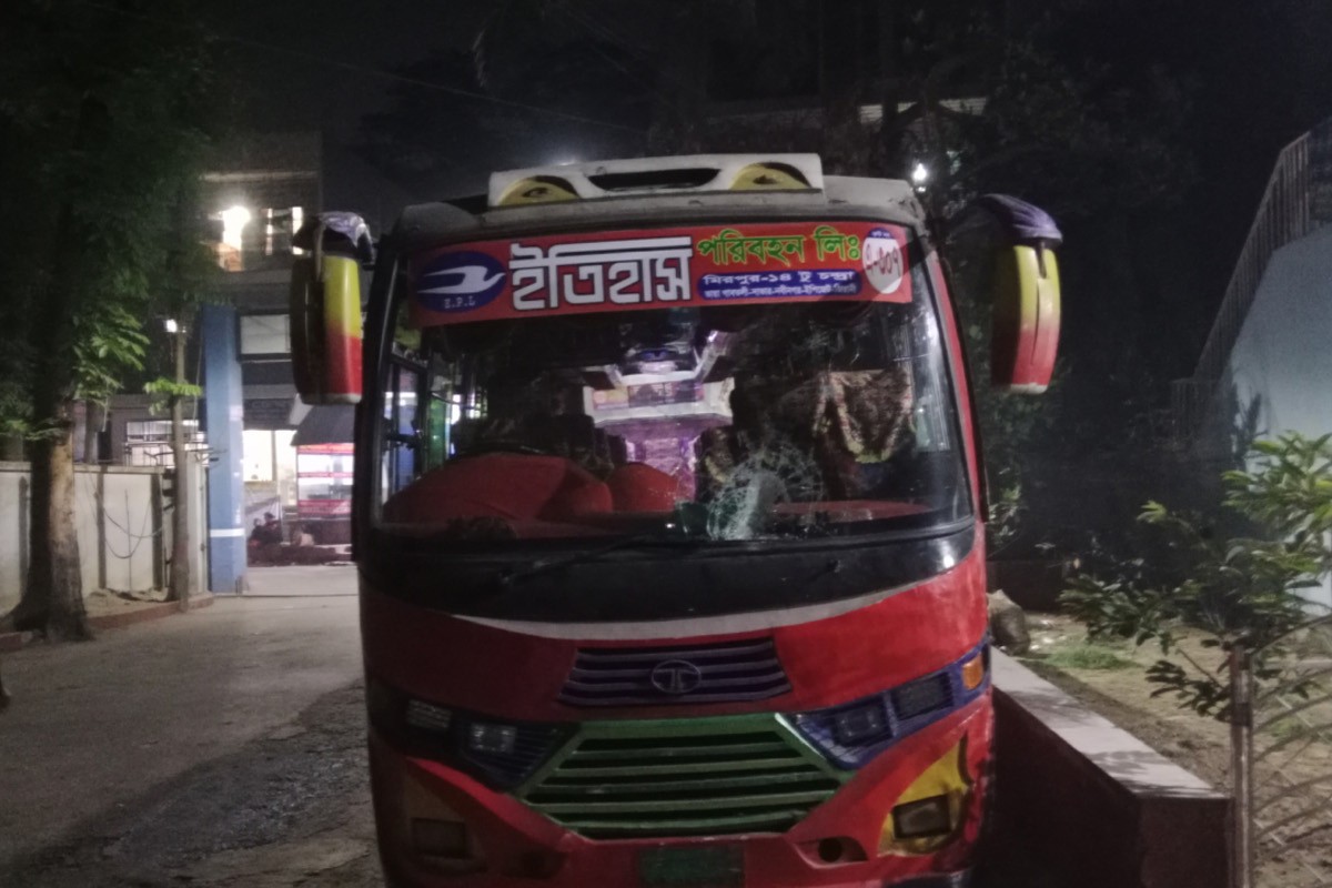 সাভারে চলন্ত বাসে ডাকাতি, স্বর্ণালঙ্কারসহ মালামাল লুট