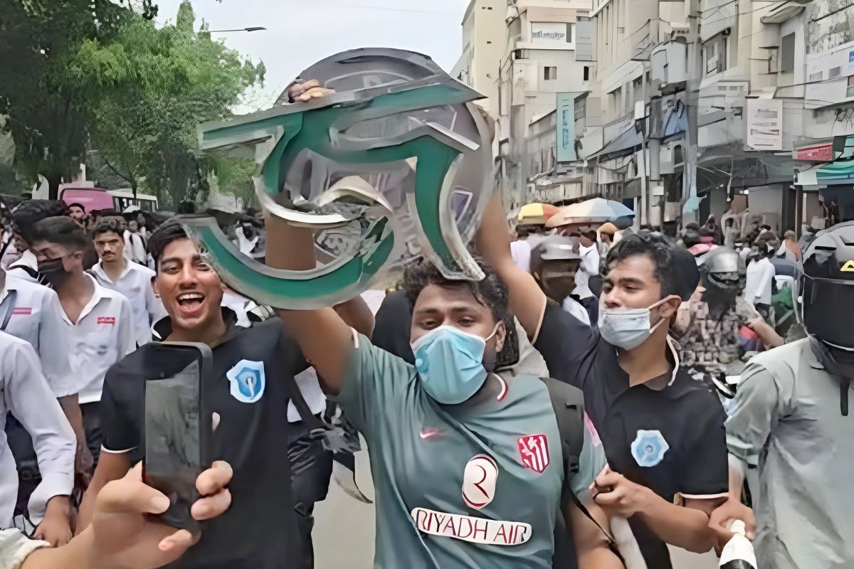 সিটি কলেজের নামফলক খুলে নিলো ঢাকা কলেজের শিক্ষার্থীরা