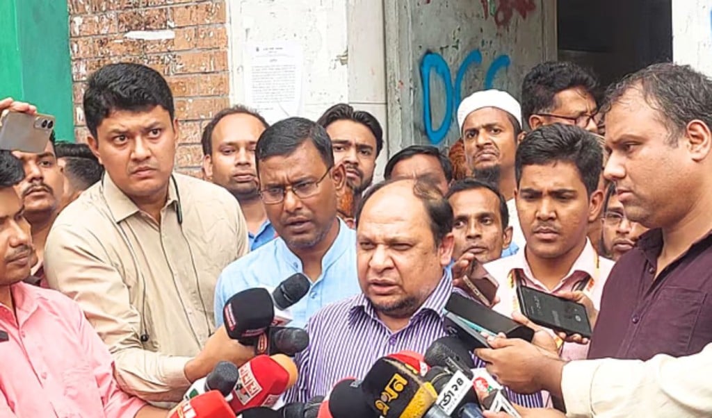 সিটি কলেজের স্থাপনায় হামলা পুলিশ দাঁড়িয়ে দেখেছে অভিযোগ ভারপ্রাপ্ত অধ্যক্ষের 1745334456 সিটি কলেজের স্থাপনায় হামলা: পুলিশ দাঁড়িয়ে দেখেছে, অভিযোগ ভারপ্রাপ্ত অধ্যক্ষের