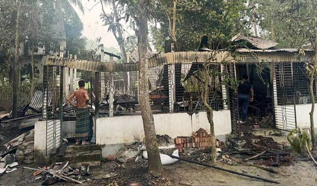 শিল্পী মানবেন্দ্র ঘোষের বাড়িতে হামলাকারীদের ধরতে পুলিশ কাজ শুরু করেছে: ফারুকী 3 হামলাকারী 1744788379 শিল্পী মানবেন্দ্র ঘোষের বাড়িতে হামলাকারীদের ধরতে পুলিশ কাজ শুরু করেছে: ফারুকী