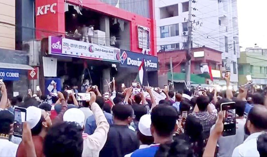হামলায় 1744172823 ব্যবসাপ্রতিষ্ঠানে ভাঙচুর-লুটপাটের ঘটনায় ১০ মামলা, গ্রেপ্তার ৭২