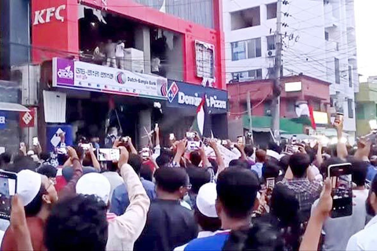 ব্যবসাপ্রতিষ্ঠানে ভাঙচুর-লুটপাটের ঘটনায় ১০ মামলা, গ্রেপ্তার ৭২