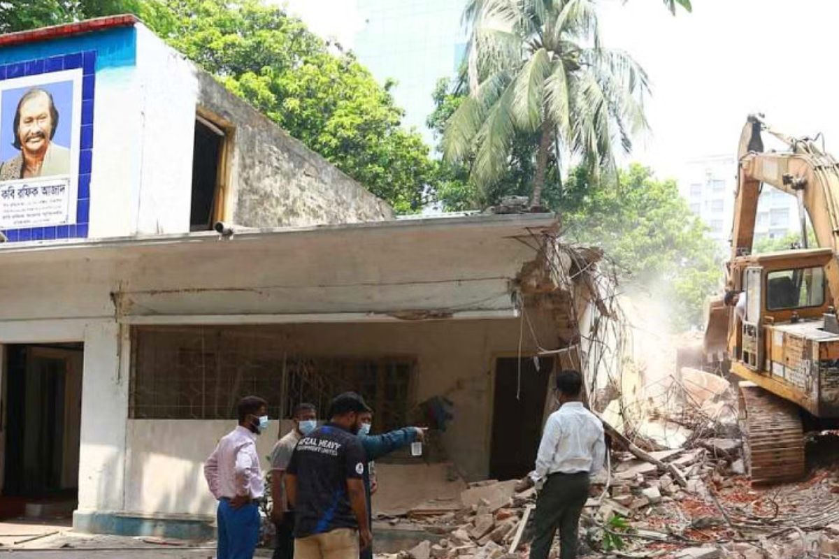 ‘নোটিশ ছাড়াই’ গুঁড়িয়ে দেওয়া হলো কবি রফিক আজাদের স্মৃতিবিজড়িত বাড়িটির একাংশ
