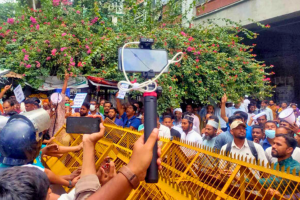 ‘দয়া করে আমাদের মারবেন না’