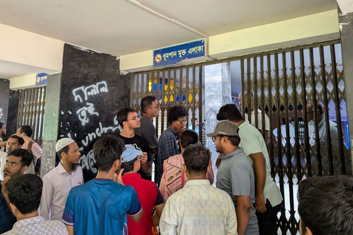‘২ মিনিটের মধ্যে বের হয়ে যান‘, ঢাবি কর্মকর্তাদের ছাত্রদল-বামপন্থিরা