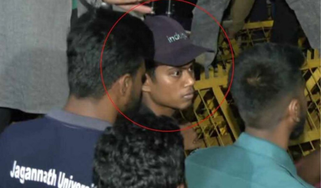 জিজ্ঞাসাবাদ শেষে সেই যুবককে পরিবারের কাছে হস্তান্তর 4 N Thumbnail 1747400836 জিজ্ঞাসাবাদ শেষে সেই যুবককে পরিবারের কাছে হস্তান্তর