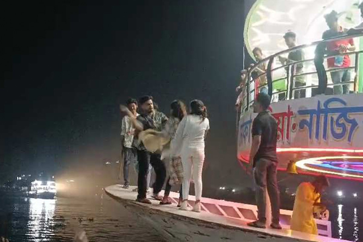 যাত্রীবাহী লঞ্চে তরুণীকে প্রকাশ্যে মারধর, ভিডিও ভাইরাল