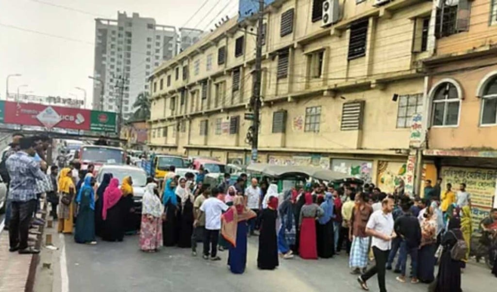 Untitled 1 1746687546 চট্টগ্রামে বকেয়া বেতনের দাবিতে সড়ক অবরোধ