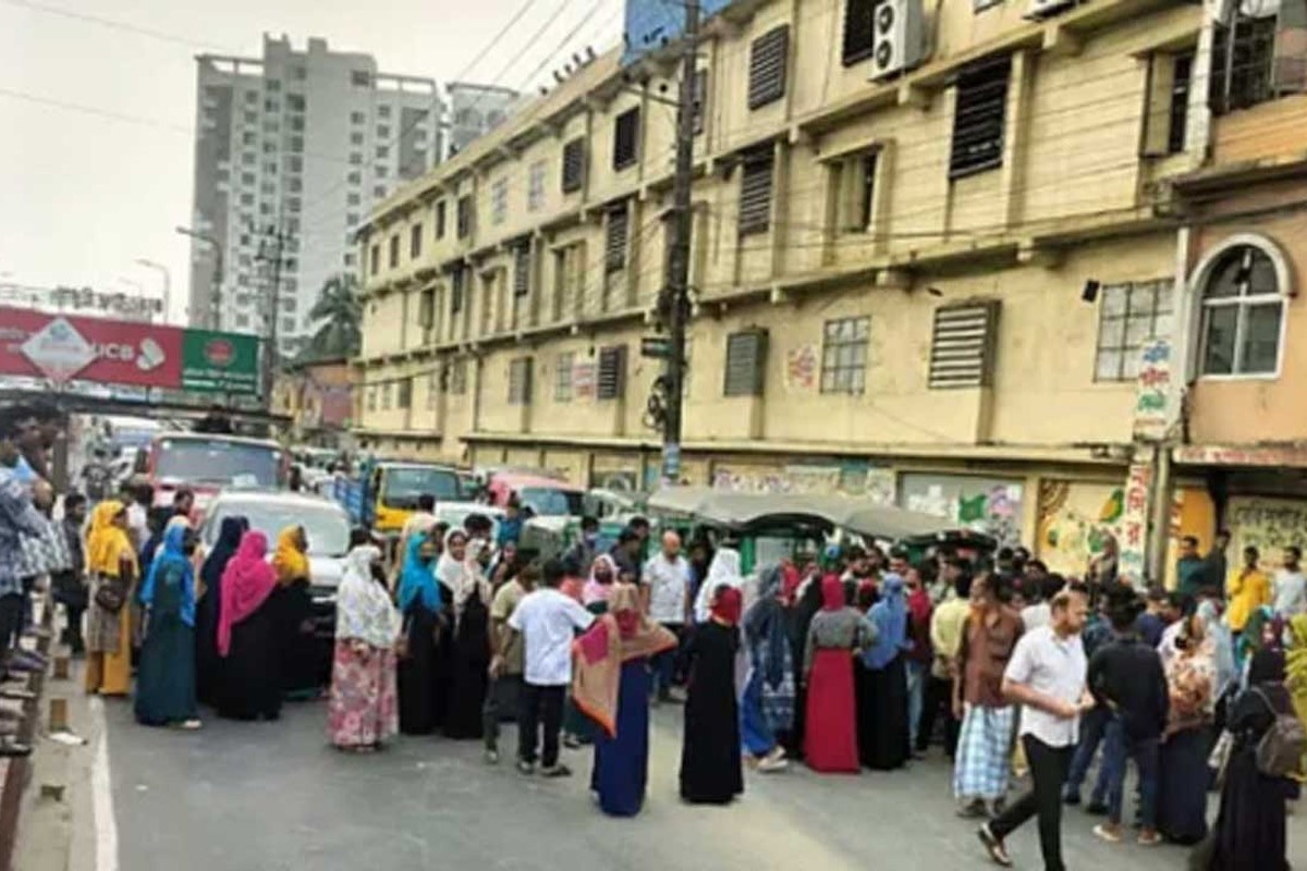 চট্টগ্রামে বকেয়া বেতনের দাবিতে সড়ক অবরোধ