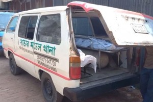 বাবাকে খুন করে মেয়ের আত্মসমর্পণ