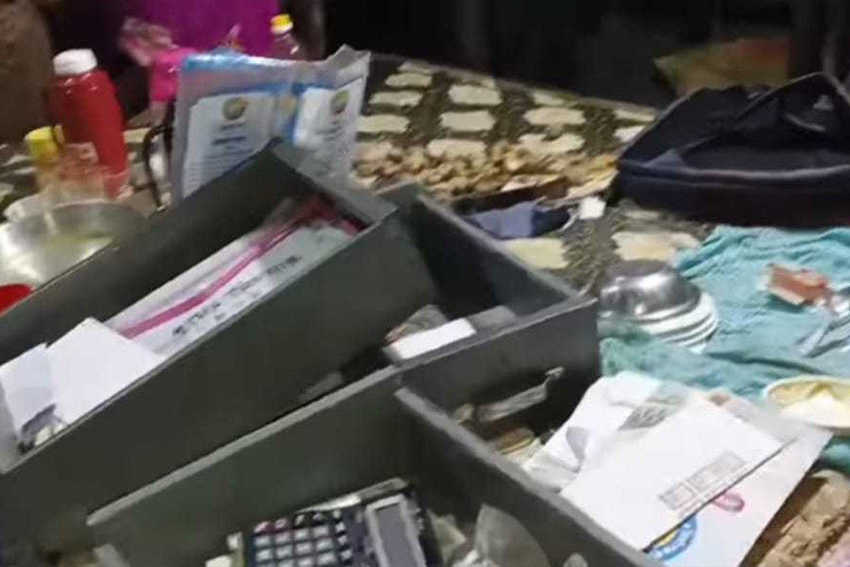 পটুয়াখালীতে শিশুর গলায় ছুরি ধরে ডাকাতি