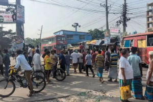 নারায়ণগঞ্জ নগর ভবনে ইজিবাইক চালকদের হামলা আহত ৮