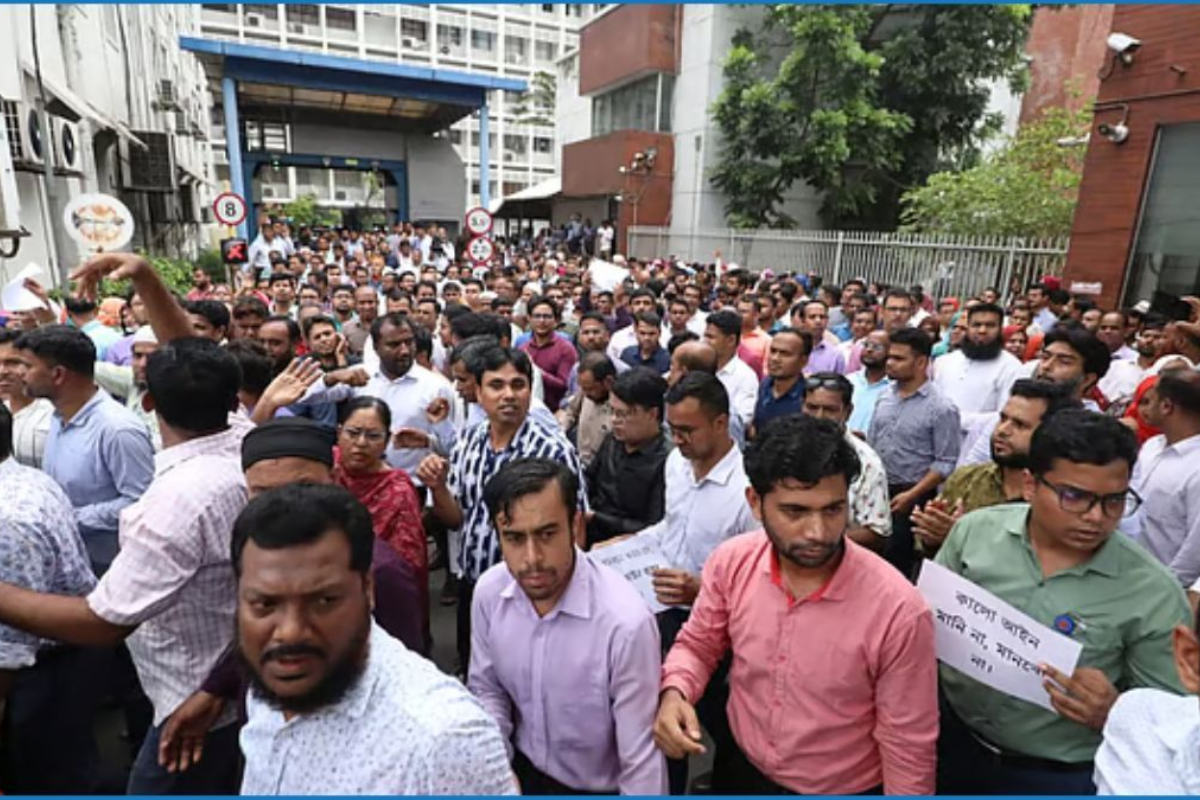 সরকারি চাকরি (সংশোধন) অধ্যাদেশ বাতিলের দাবিতে সচিবালয়ে তৃতীয় দিনের বিক্ষোভ