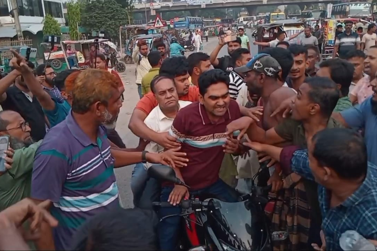 বগুড়ায় পুলিশের কাছ থেকে  প্রার্থী আনোয়ারকে কেড়ে নিলো শ্রমিকরা