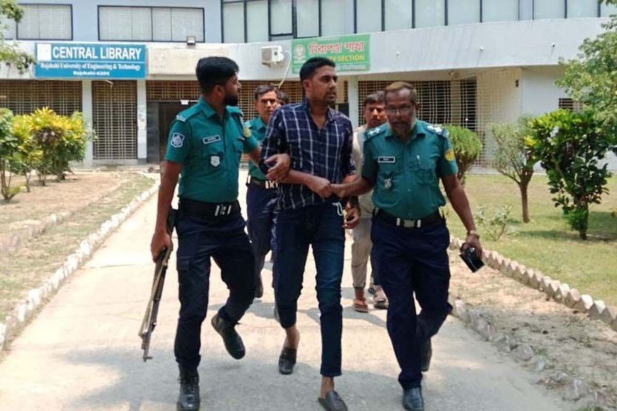 রুয়েট কর্মকর্তাকে পুলিশে দিল শিক্ষার্থীরা