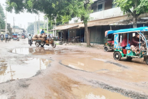 অবহেলায় মুন্সীগঞ্জ-কাটাখালী-মাকহাটি সড়ক; জনদুর্ভোগ চরমে
