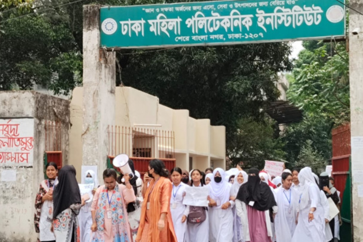 পদত্যাগের দাবিতে অধ্যক্ষ নাজমুন নাহারকে ৬ ঘণ্টা অবরুদ্ধ করে রাখেন শিক্ষার্থীরা