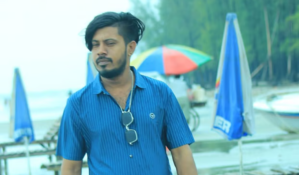 Untitled design 77 1748024024 চট্টগ্রামে ‘ঢাকাইয়া আকবর’কে প্রকাশ্যে গুলি