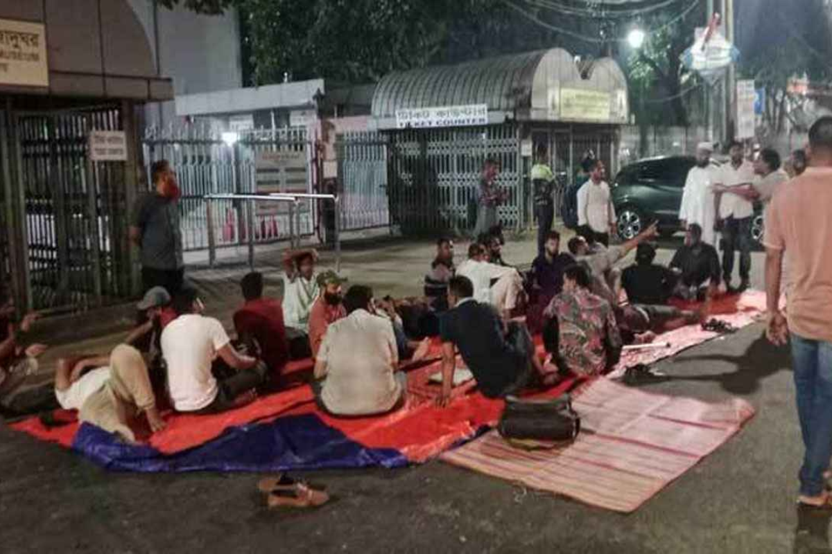 আ.লীগকে নিষিদ্ধ ও সুচিকিৎসার দাবিতে জাতীয় জাদুঘরের সামনে অবস্থান জুলাই আহতদের
