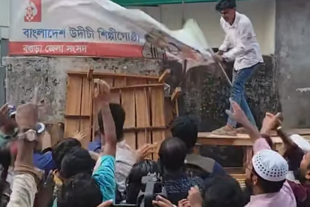 বগুড়ায় উদীচী ও ফ্যাসিবাদবিরোধী মঞ্চের মুখোমুখি অবস্থান
