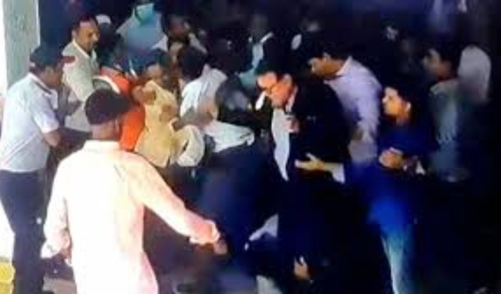 অটো পাশ দাবিতে জাতীয় বিশ্ববিদ্যালয়ের উপাচার্যের ওপর হামলা 1747834472 অটোপাশের দাবিতে জাতীয় বিশ্ববিদ্যালয়ের উপাচার্যের ওপর হামলা