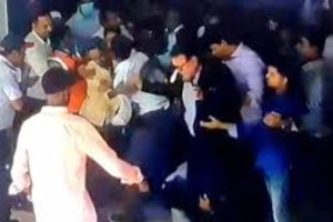 অটোপাশের দাবিতে জাতীয় বিশ্ববিদ্যালয়ের উপাচার্যের ওপর হামলা