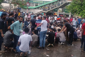 অবরোধের দুই ঘণ্টা পর শাহবাগ ছাড়ল ছাত্রদল