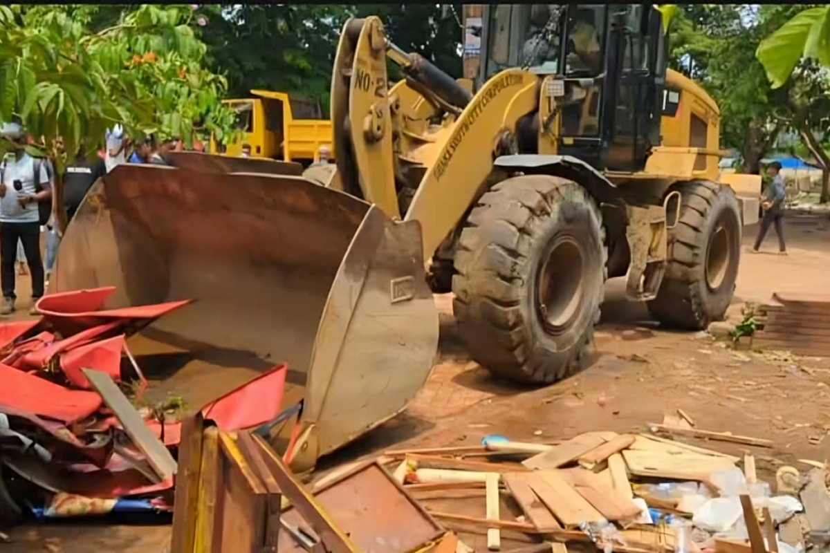 সোহরাওয়ার্দী উদ্যানে চলছে অবৈধ স্থাপনা উচ্ছেদ
