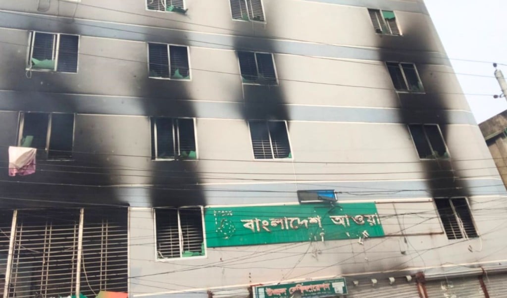 আ.লীগ অফিসে চুরি করতে গিয়ে ভবন থেকে পড়ে যুবকের মৃত্যু 1746374024 আ.লীগ অফিসে চুরি করতে গিয়ে ভবন থেকে পড়ে যুবকের মৃত্যু