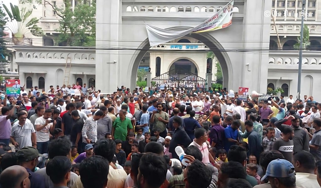 আজও নগর ভবনের সামনে ইশরাক সমর্থকদের বিক্ষোভ 1747720827 আজও নগর ভবনের সামনে ইশরাক সমর্থকদের বিক্ষোভ