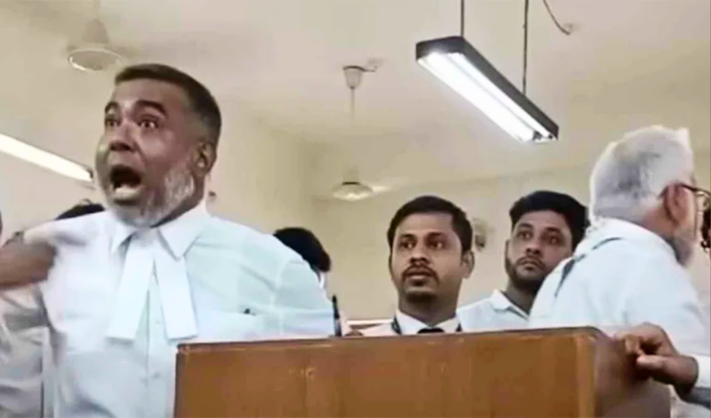 আদালতে বিচারককে ‘আওয়ামী লীগের দালাল বললেন বিএনপিপন্থী আইনজীবী ৪ জনকে শোকজ 1747569531 আদালতে বিচারককে ‘আওয়ামী লীগের দালাল’ বললেন বিএনপিপন্থী আইনজীবী, ৪ জনকে শোকজ