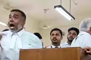 আদালতে বিচারককে ‘আওয়ামী লীগের দালাল’ বললেন বিএনপিপন্থী আইনজীবী, ৪ জনকে শোকজ