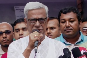 ‘আমরা আপনাকে নিয়ে অহংকার করি, তা চূর্ণ-বিচূর্ণ করবেন না’–প্রধান উপদেষ্টাকে ফারুক