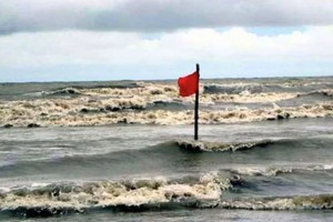 দেশের সমুদ্রবন্দরগুলোতে ৩ নম্বর সতর্ক সংকেত, নৌকা ও ট্রলারকে সাবধানতার নির্দেশ