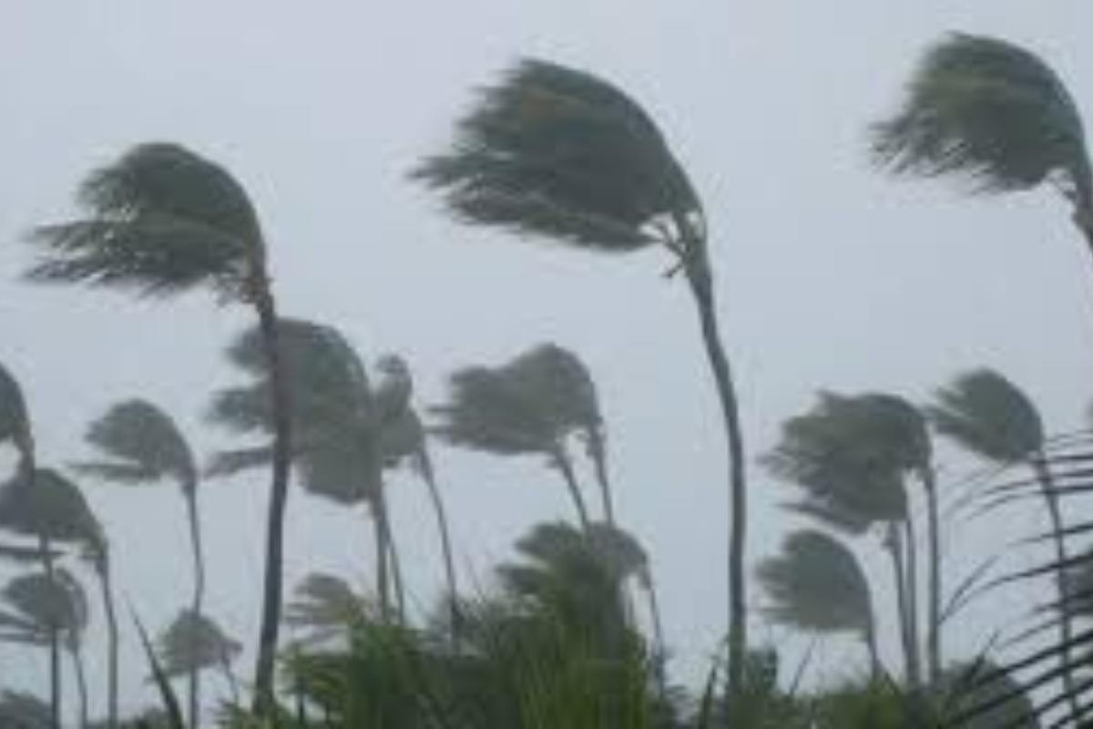 রাতে ১৮ জেলায় ৬০ কিমি বেগে ঝড়ের আশঙ্কা