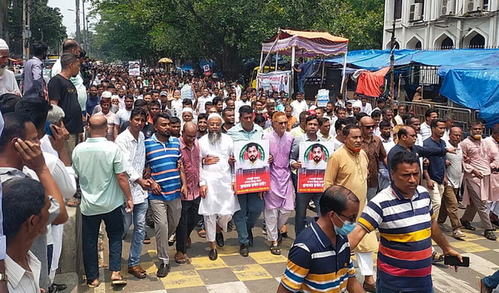 মিছিল নিয়ে সচিবালয় থেকে নগর ভবনের সামনে এসে ইশরাক অনুসারীদের বিক্ষোভ 4 ইশরাক অনুসারীরা 1747464985 মিছিল নিয়ে সচিবালয় থেকে নগর ভবনের সামনে এসে ইশরাক অনুসারীদের বিক্ষোভ