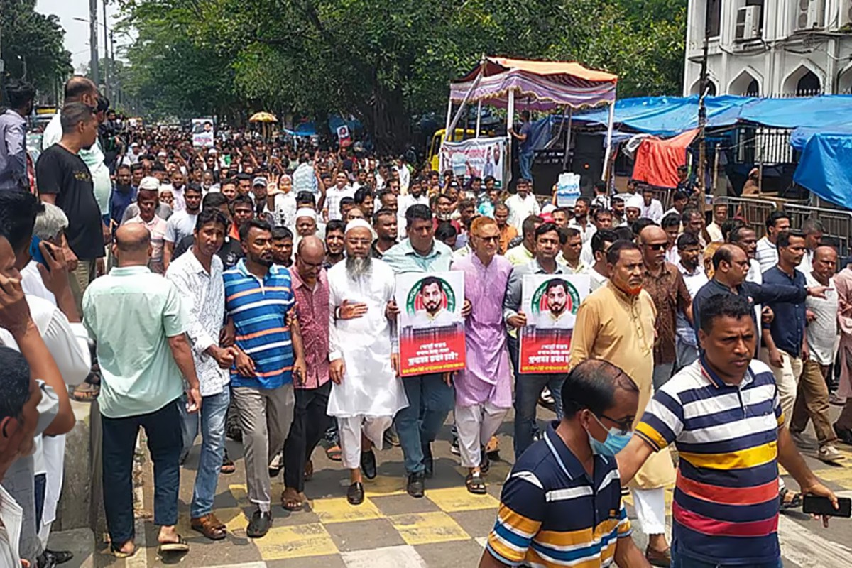 মিছিল নিয়ে সচিবালয় থেকে নগর ভবনের সামনে এসে ইশরাক অনুসারীদের বিক্ষোভ
