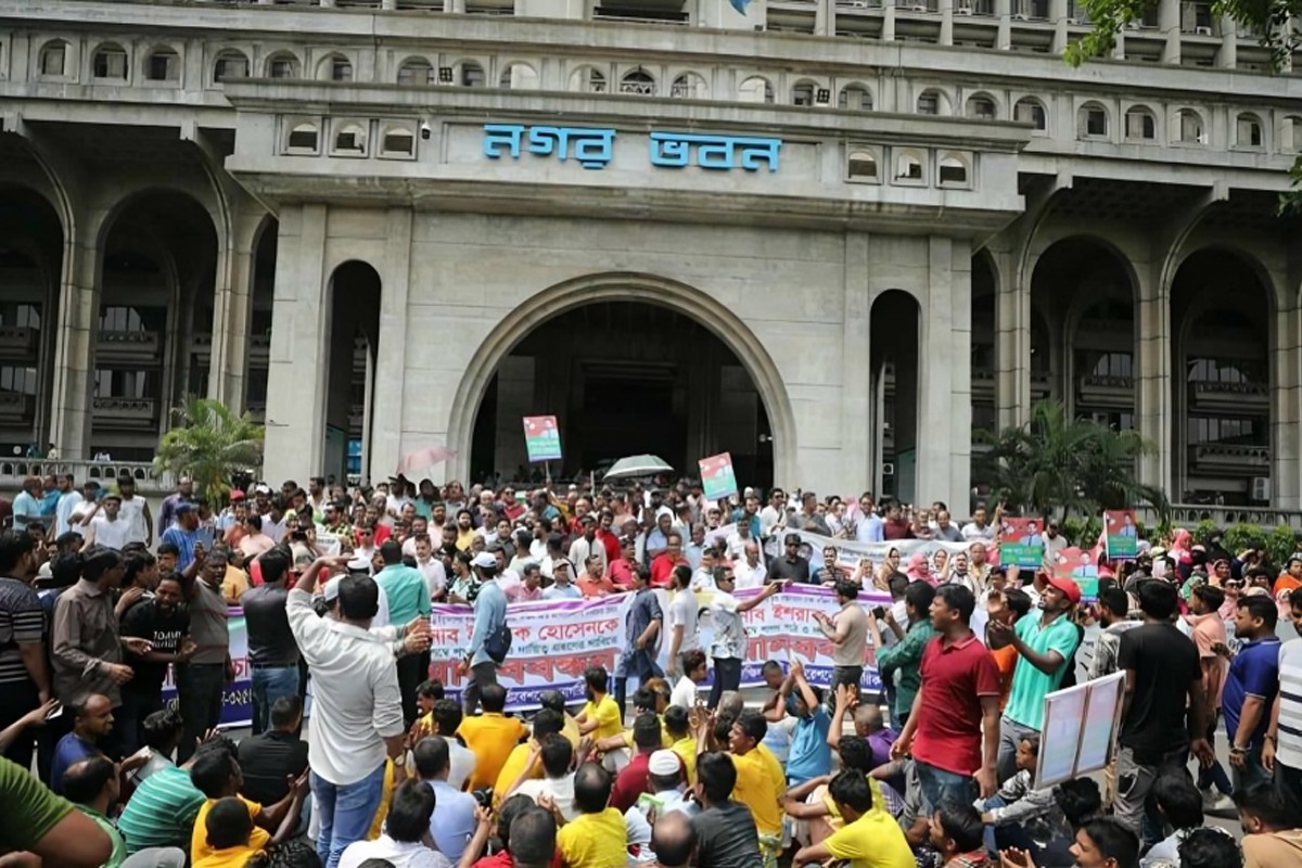 নগর ভবন অবরুদ্ধ করে রেখেছেন ইশরাক সমর্থকরা