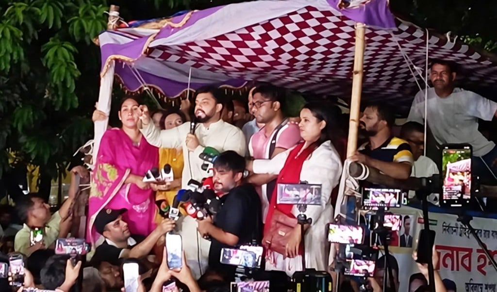 ইশরাক হোসেনের শপথে 1747897355 উপদেষ্টাদের পদত্যাগ না হলে রাজপথ ছাড়বে না ইশরাক সমর্থকরা