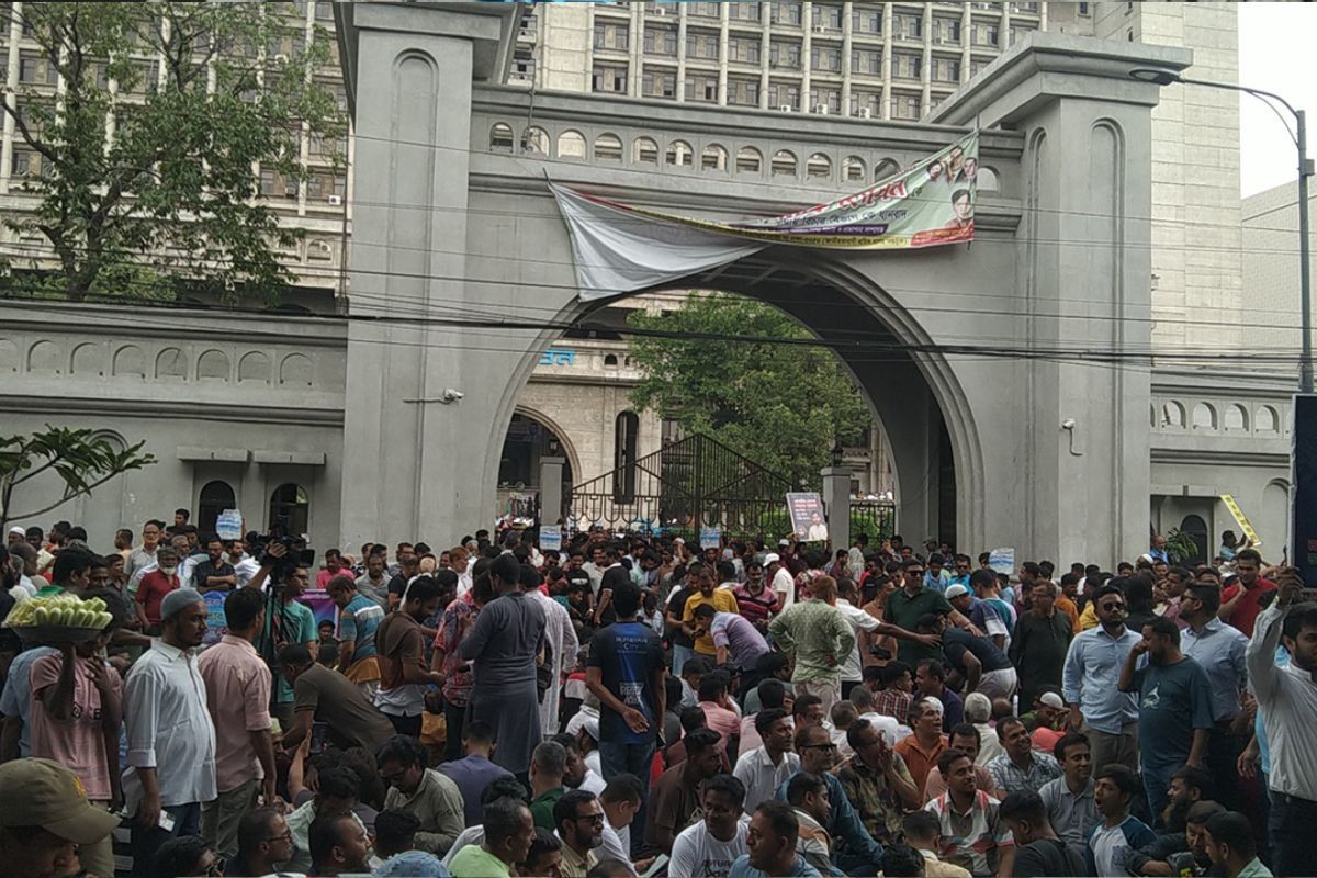 ইশরাককে মেয়রের দায়িত্ব বুঝিয়ে দেওয়ার দাবিতে নগর ভবনে তালা