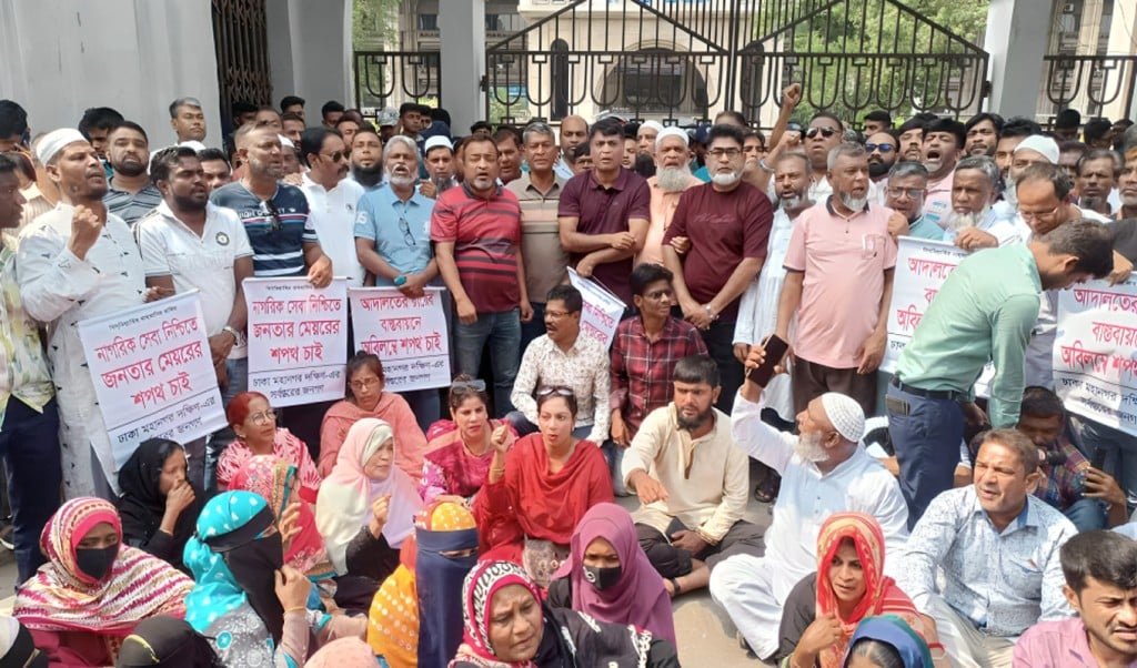 ইশরাকের অনুসারীরা 1747461220 আজও স্লোগান, মিছিলে নগরভবনের সামনে ইশরাকের অনুসারীরা