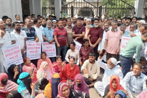 আজও স্লোগান, মিছিলে নগরভবনের সামনে ইশরাকের অনুসারীরা