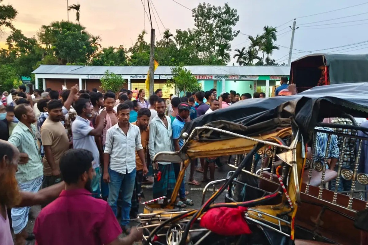 ঈশ্বরগঞ্জে বাসচাপায় বাবা ছেলেসহ নিহত ৩