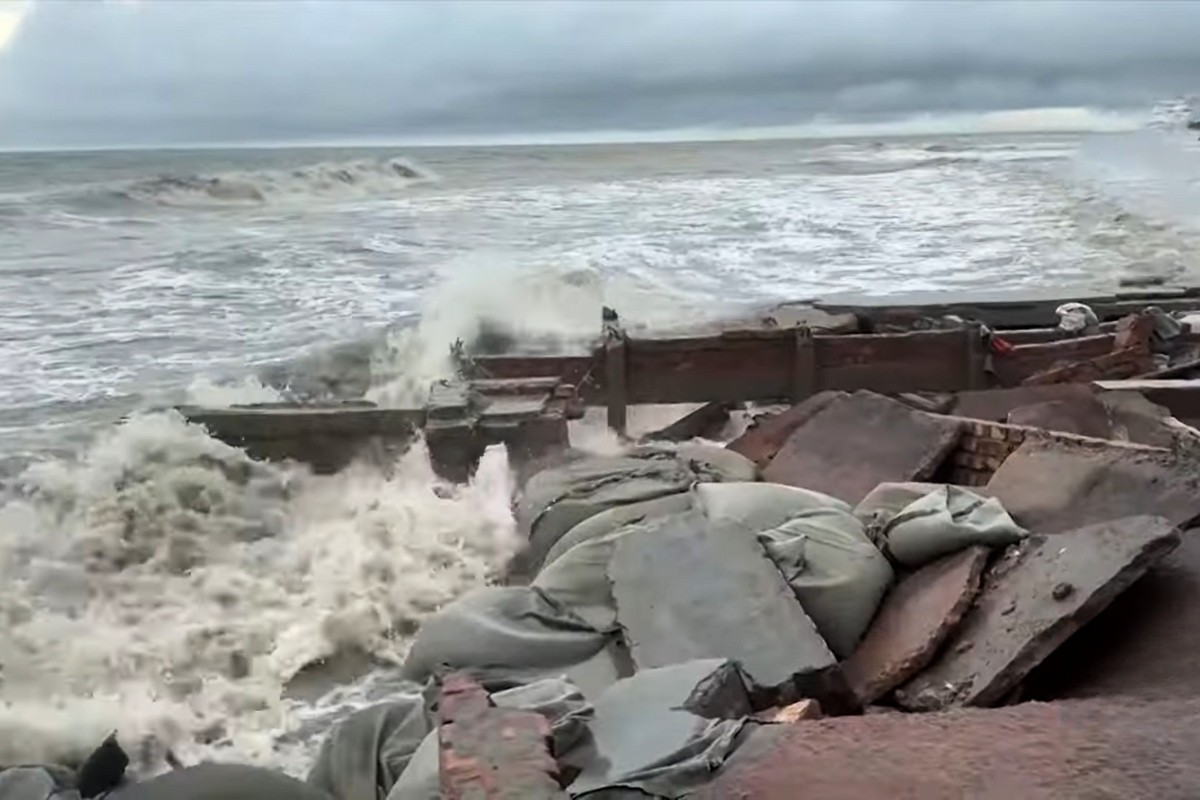 উপকূল অতিক্রম করে নিম্নচাপটি স্থল গভীর নিম্নচাপে রূপ নিয়েছে, সতর্কতা জারি