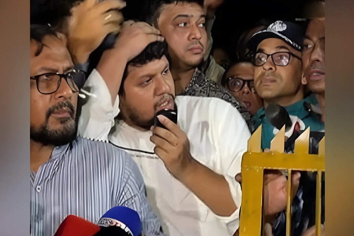 উপদেষ্টা মাহফুজের মাথায় বোতল নিক্ষেপ