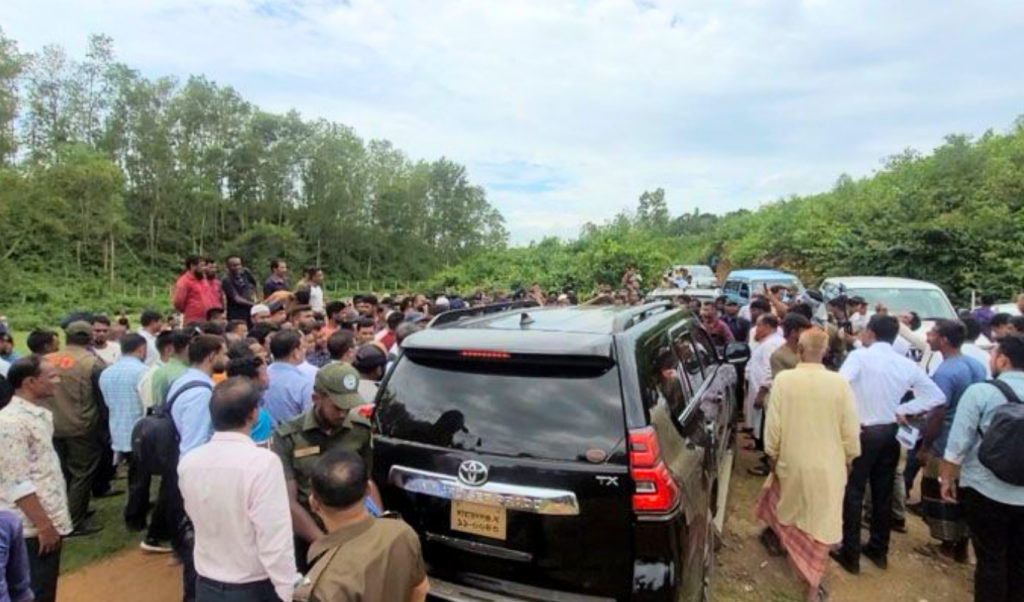 উপদেষ্টা রিজওয়ানার গাড়িবহরে হামলা 1748260756 উপদেষ্টা রিজওয়ানার গাড়িবহরে হামলা